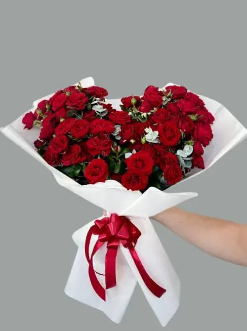 Букет из 31 розы в форме сердца с доставкой по Сочи