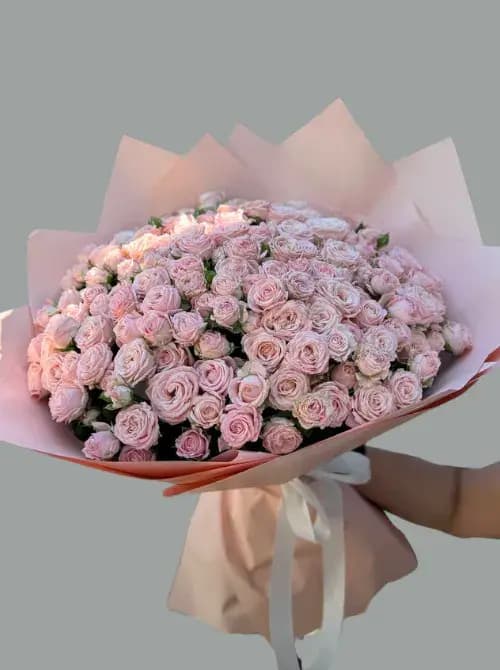 Букет из 77 кустовых роз — доставка в Сочи