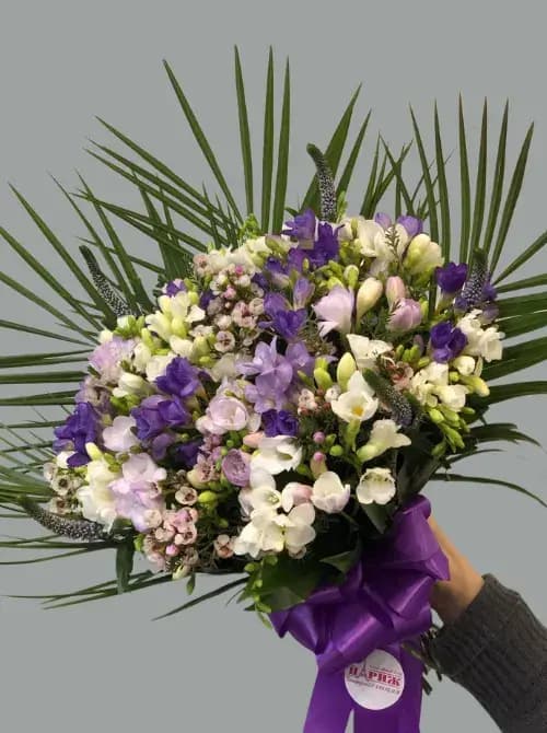  Букет из фрезии с доставкой цветов в Сочи