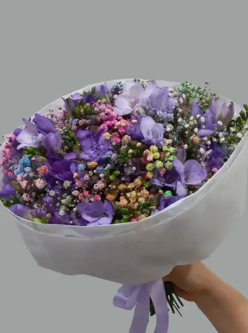  Букет из фрезий и гипсофилы | заказать в Сочи