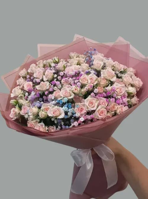 Букет из 17 роз с гипсофилой | купить в Сочи