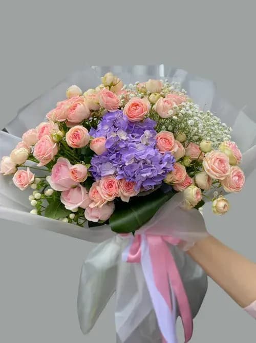 Пионовидные розы и гортензия купить  в  Сочи