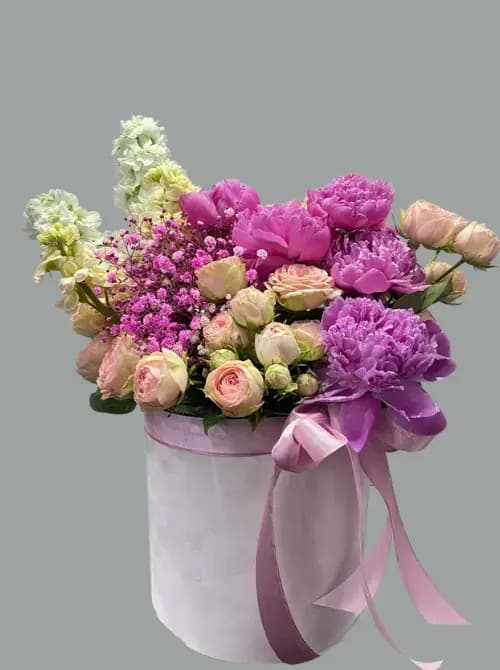 Коробка с пионами и матиолой в Сочи