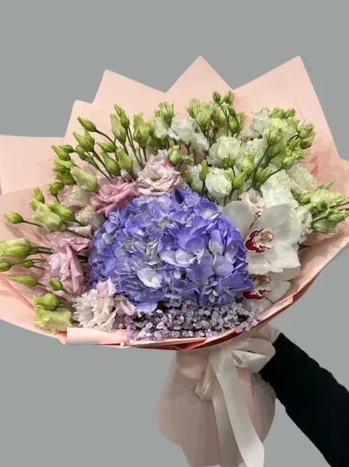 Букет из эустомы, гортензии и орхидеи в Сочи