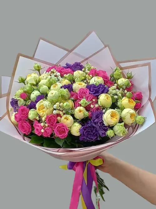 Нежный букет из роз, эустом и гипсофилы