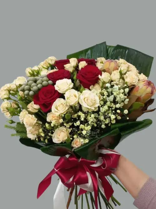 Букет из протеи Венус, роз и гиперикума