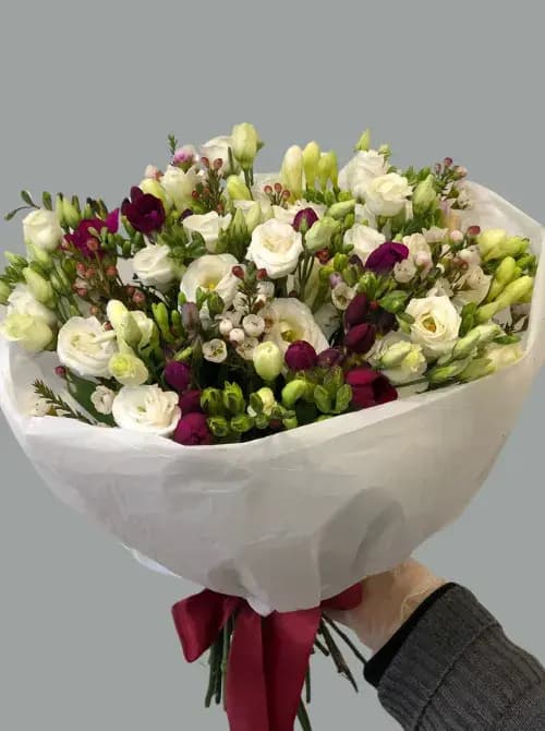 Букет из эустом и фрезий с доставкой Сочи