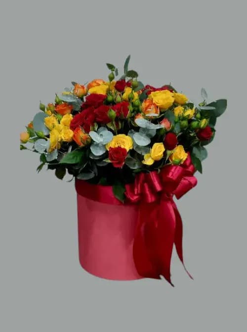 Коробка из кустовых роз с эвкалиптом-цветы в Сочи