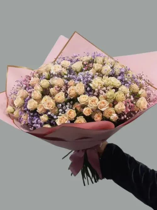 11 кустовые розы и гипсофила с доставкой в Сочи