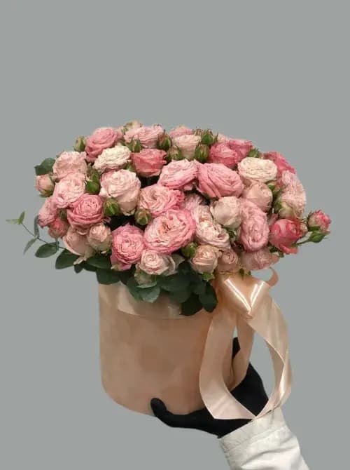 Пионовидные розы в коробке с доставкой в Сочи