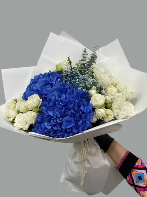 Розы, гортензия и гипсофила с доставкой в Сочи