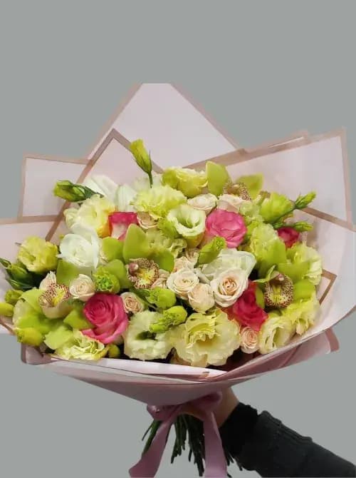 Букет из роз, эустомы и орхидей с доставкой в Сочи