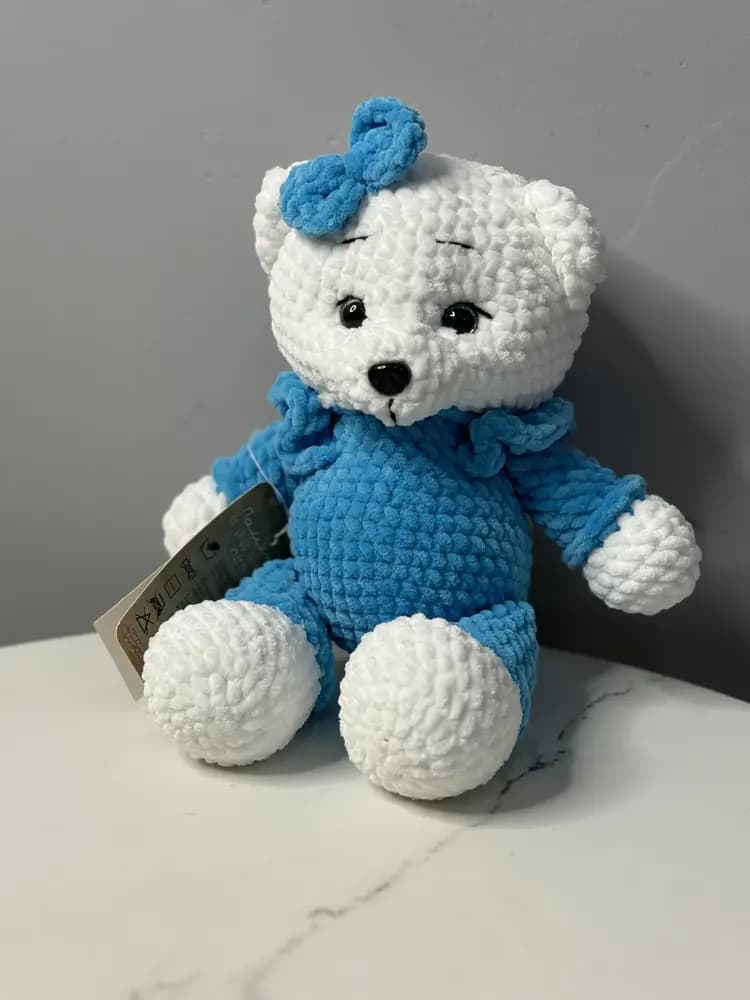 Белый медвежонок с голубым бантом