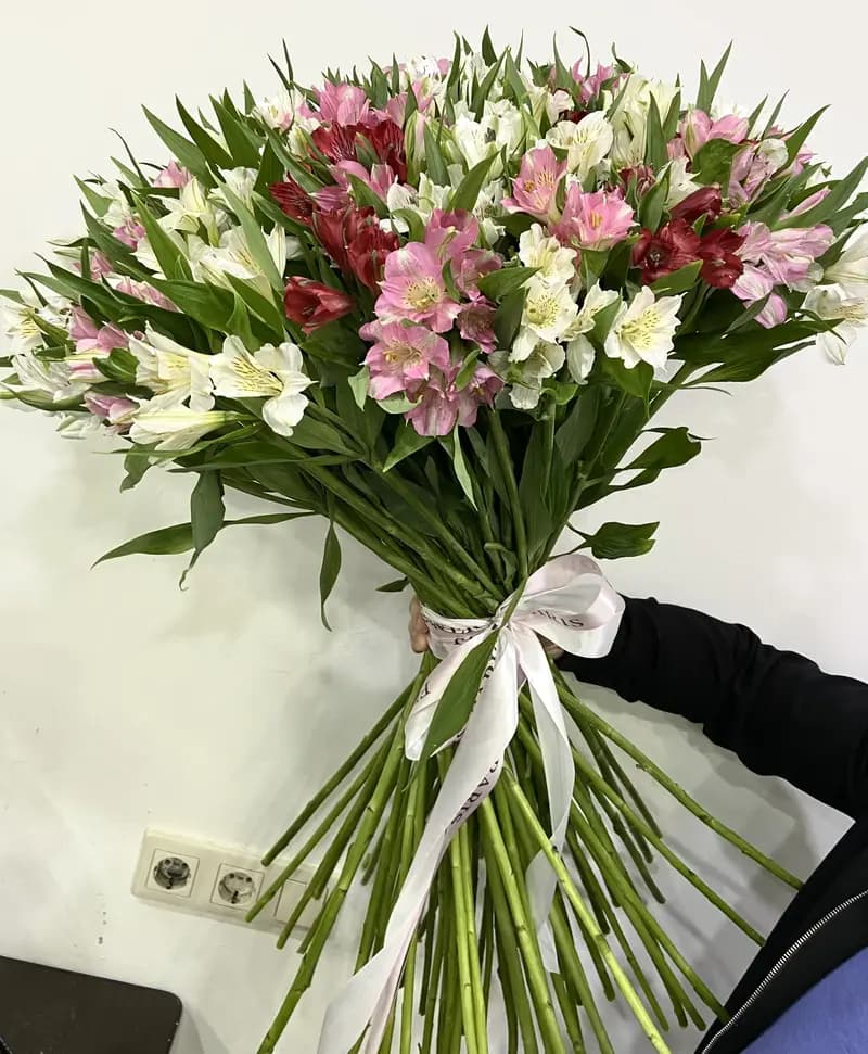 Яркий букет из альстромерий с доставкой в Сочи