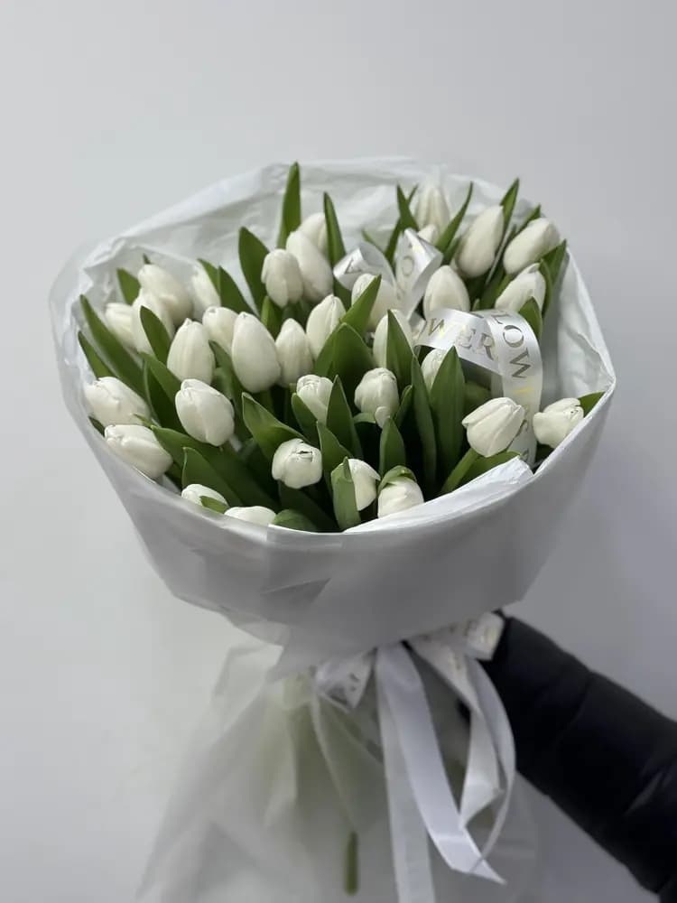 Букет из 35 белых тюльпанов с доставкой в Сочи