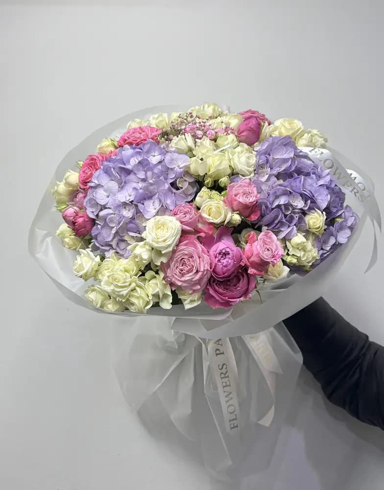 Букет из кустовых роз и гортензий-купить в Сочи