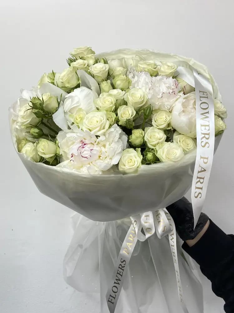 Белые пионы и розы-доставка цветов в Сочи