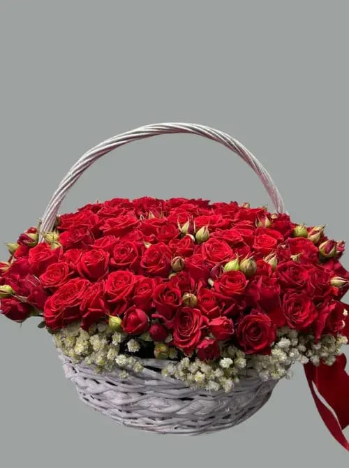 Корзина из 39 кустовых роз с доставкой в Сочи