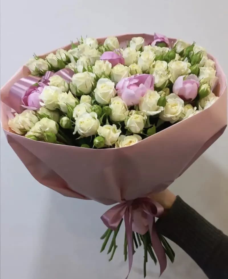 Пионы и розы — доставка цветов в Сочи