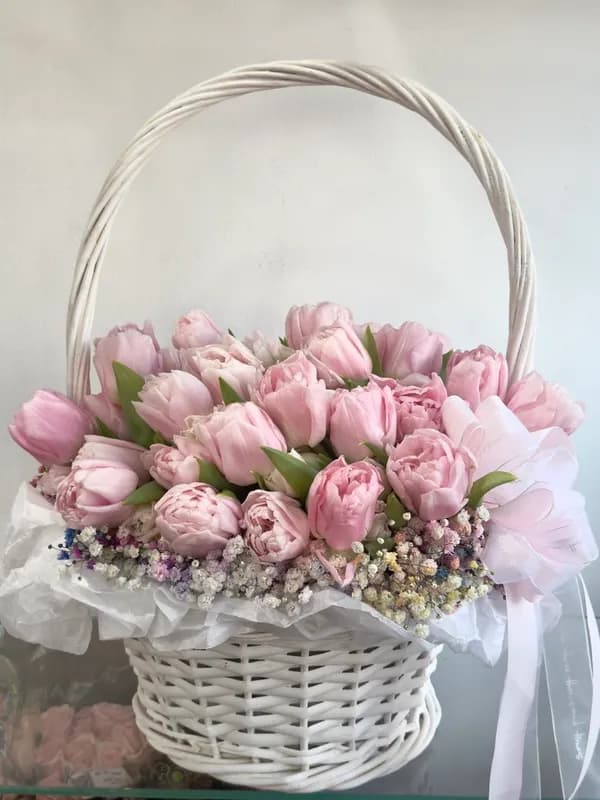 Тюльпаны в корзине