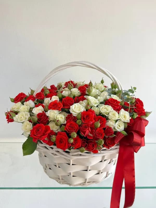 Корзина с кустовыми розами – доставка в Сочи