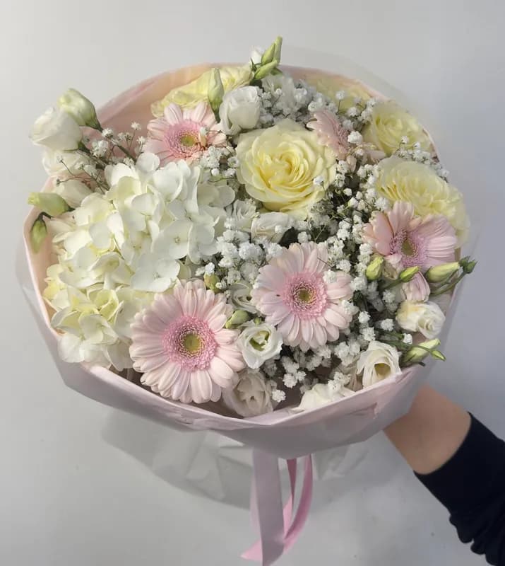 Нежный букет с гортензией и белыми розами в Сочи