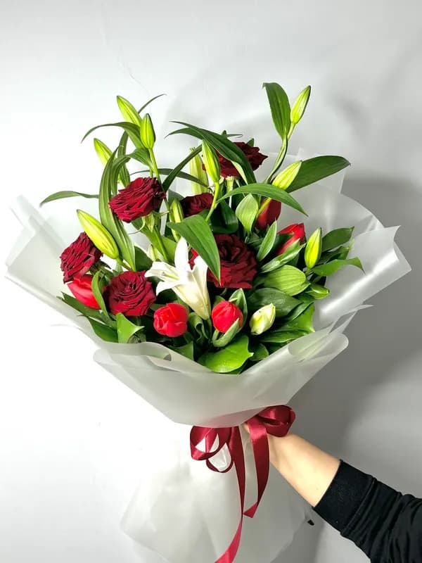 Букет из лилии и роз — идеальный подарок для важного события