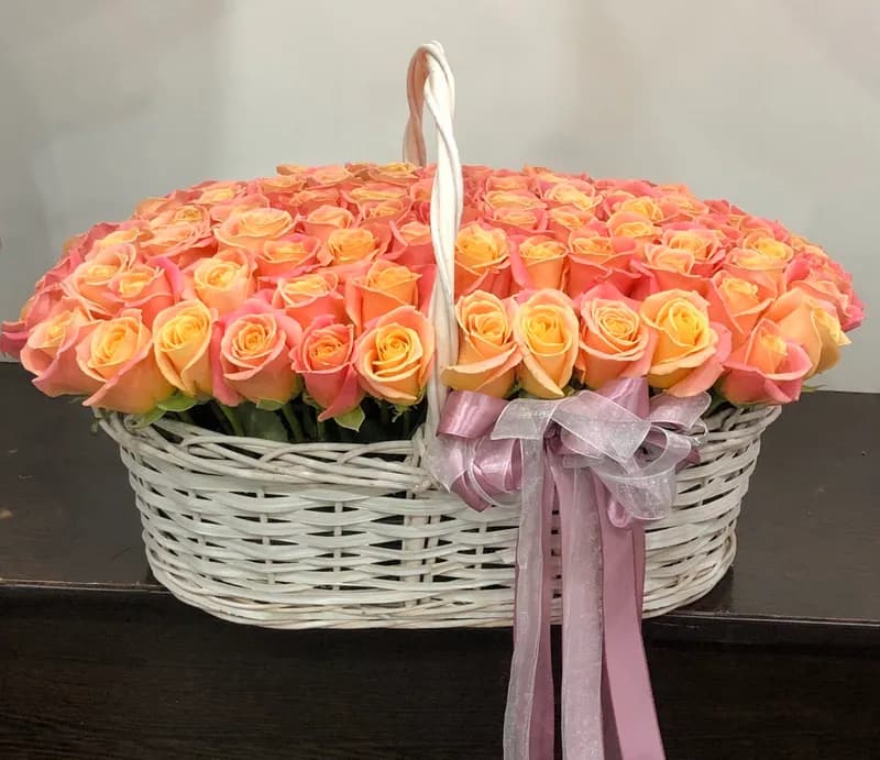 Розы в корзине | купить в Сочи